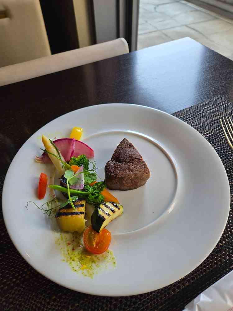 肉厚なメインのお肉料理は、見た目からして非常に豪華で、ひと口食べるのが楽しみになるクオリティでした。