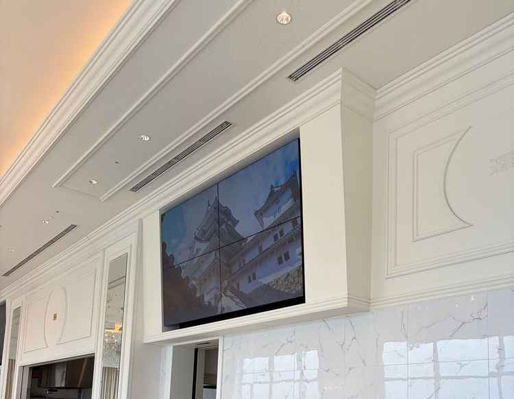 小さい方の披露宴会場には、モニターが二つありました。