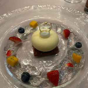 最後に見た目に心を奪われるリングをイメージしたケーキです。お料理全て美味しくて感動しました。