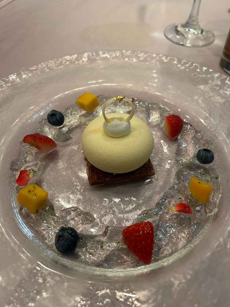 最後に見た目に心を奪われるリングをイメージしたケーキです。お料理全て美味しくて感動しました。