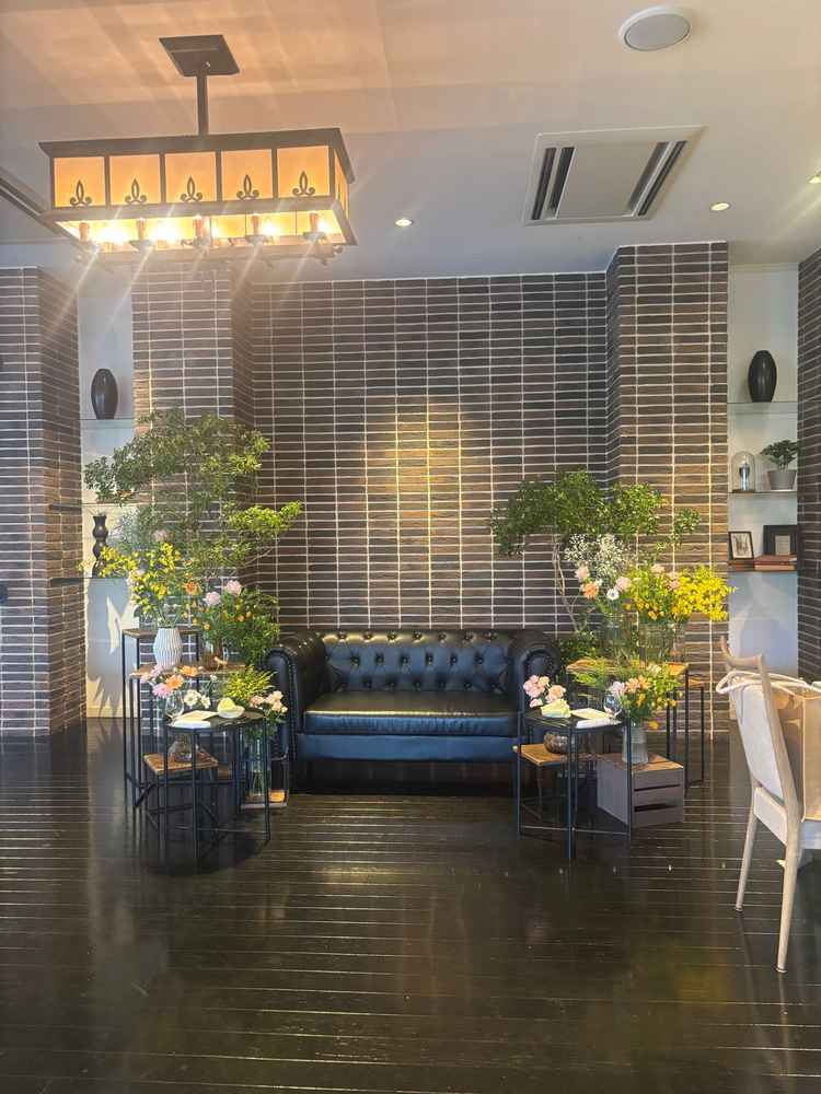 披露宴会場。新郎新婦の座る席は緑や花をじぶんのイメージで変更がてきるそうです。