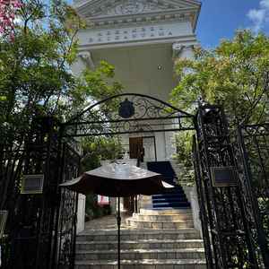 立派な門構え。邸宅への誘いを感じる。