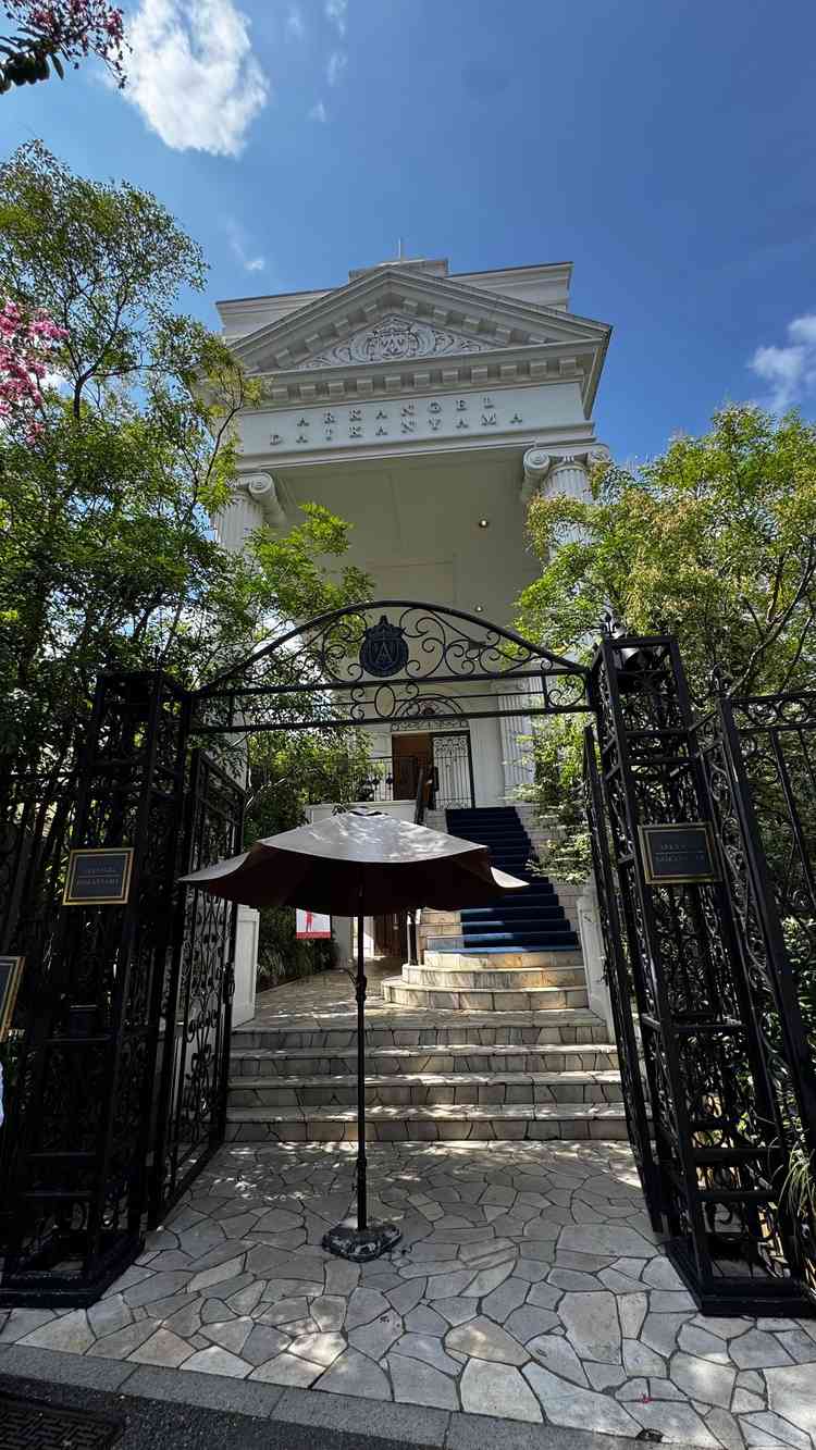 立派な門構え。邸宅への誘いを感じる。