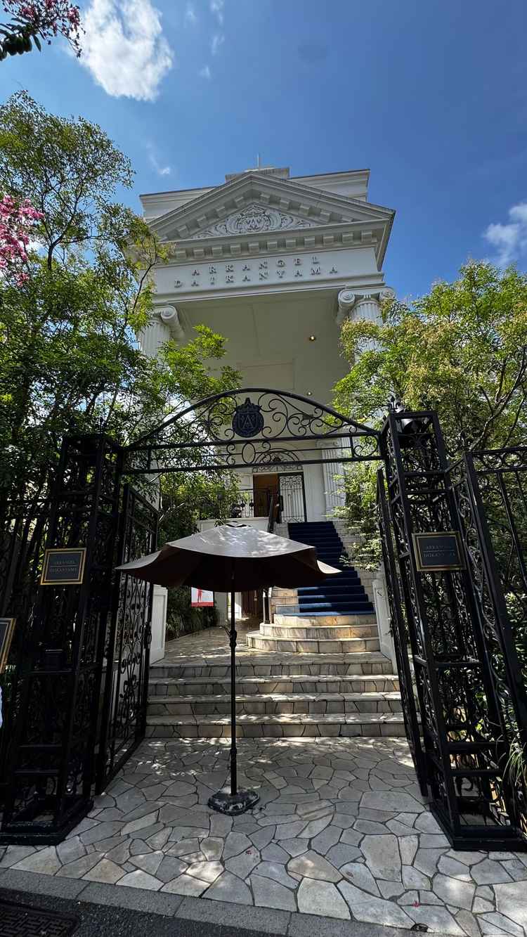 立派な門構え。邸宅への誘いを感じる。