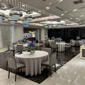 披露宴会場2。オープンキッチンでそこで作っているので楽しそう。人数が多いと少し狭そうな印象。