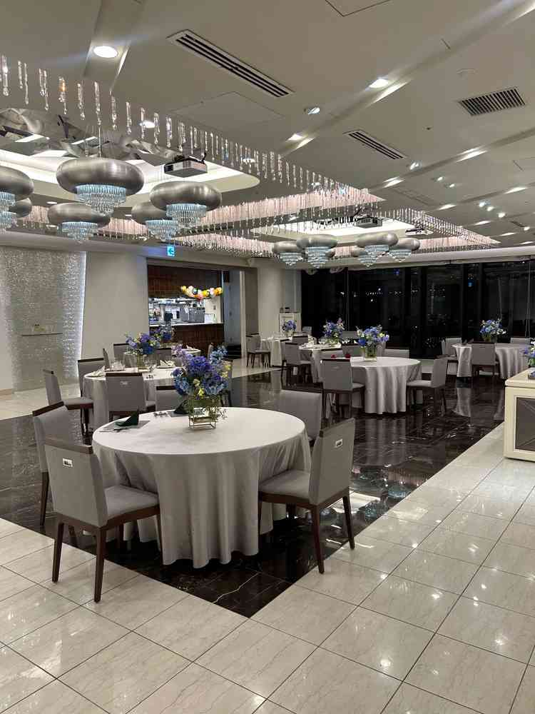 披露宴会場2。オープンキッチンでそこで作っているので楽しそう。人数が多いと少し狭そうな印象。