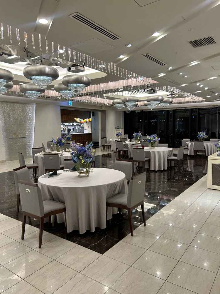 披露宴会場2。オープンキッチンでそこで作っているので楽しそう。人数が多いと少し狭そうな印象。