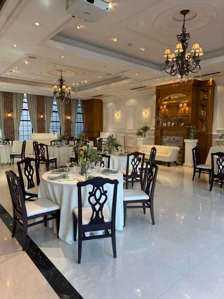 少人数でも広すぎず狭すぎずちょうどいい披露宴会場。エレベーターで移動ができるところもポイントが高いで