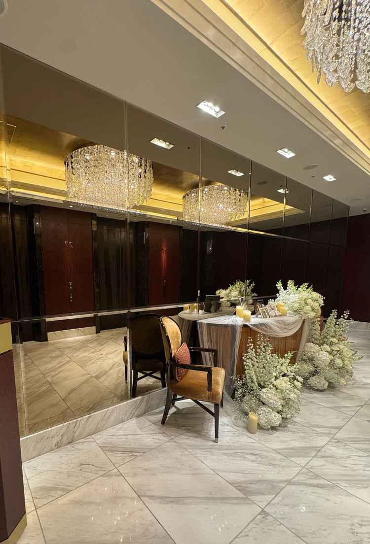 エレベーターを降りてすぐの入り口のウェルカムスペース。私物を置けるスペースとのことです。