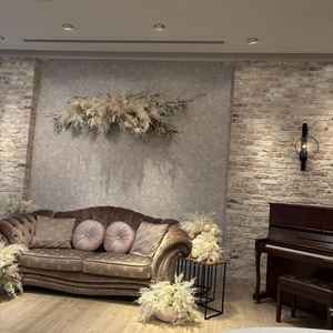 披露宴会場が2会場あり、使わない会場を待合室として利用できる。他の会場より待合室は広い印象