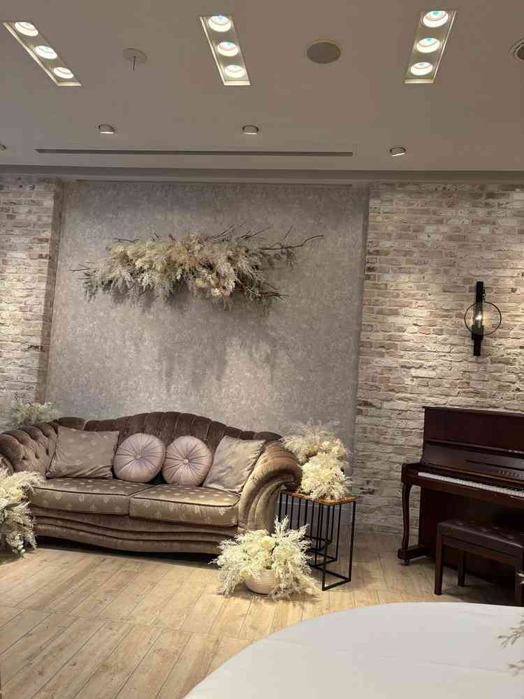 披露宴会場が2会場あり、使わない会場を待合室として利用できる。他の会場より待合室は広い印象