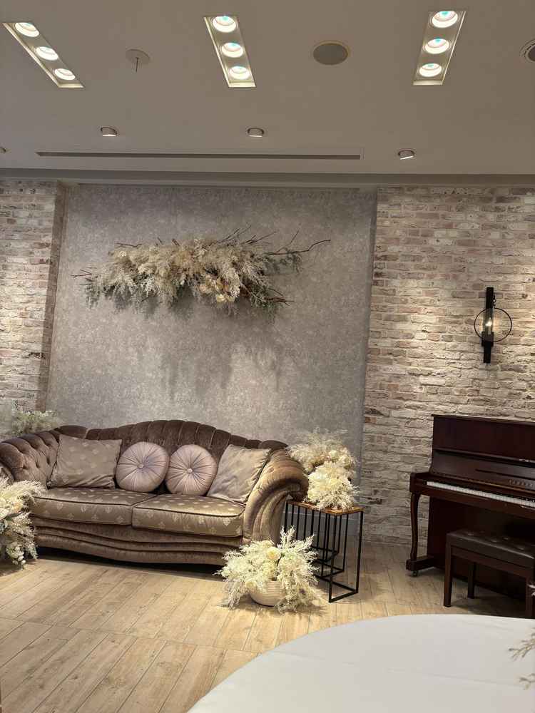 披露宴会場が2会場あり、使わない会場を待合室として利用できる。他の会場より待合室は広い印象