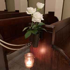 チャペルの座席脇のキャンドルはすべて本物の火を灯しています。お花も生花で良い香りがします。