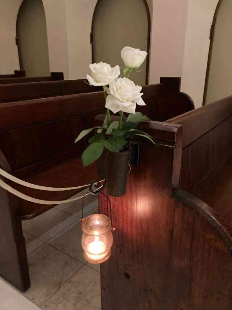 チャペルの座席脇のキャンドルはすべて本物の火を灯しています。お花も生花で良い香りがします。