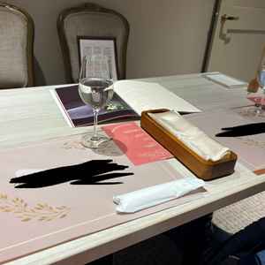 打ち合わせ時のテーブルセッティング。