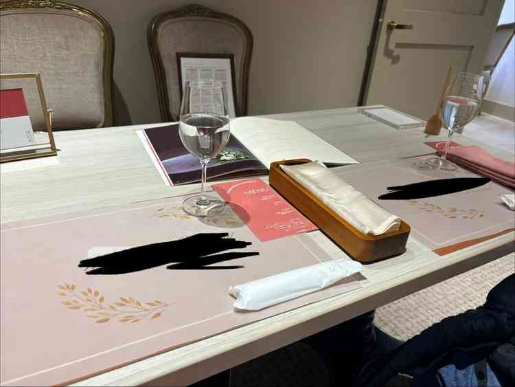 打ち合わせ時のテーブルセッティング。