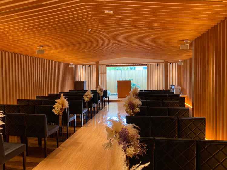 チャペルは木が雰囲気良く使われており、温かみのある空間を生み出していました。