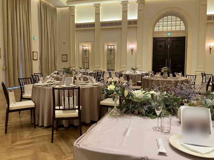 披露宴会場。見学に行かせていただいた日はピンクがテーマの飾り付けになっていました。