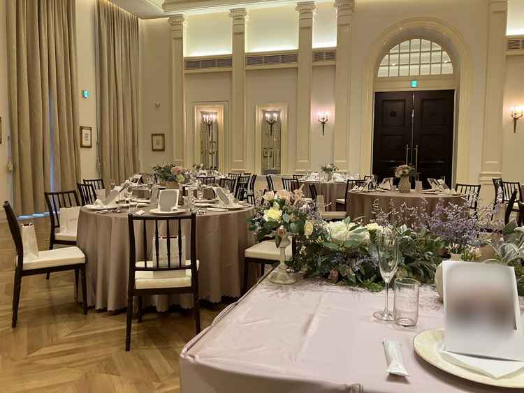 披露宴会場。見学に行かせていただいた日はピンクがテーマの飾り付けになっていました。