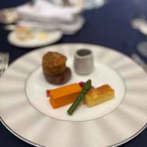 メインディシュの試食の様子。