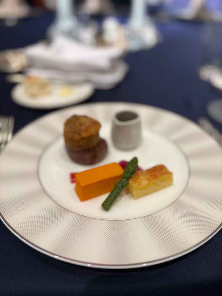 メインディシュの試食の様子。