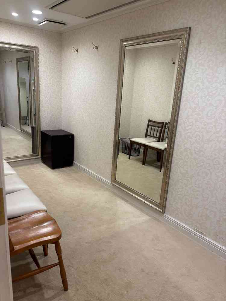 フィッティングルームの写真。希望があれば、親族の控え室としても使用できるそうです。