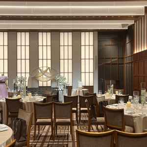 地下の披露宴会場。ピアノ演奏がとても良かった。天井も高く、広々とした印象があった。