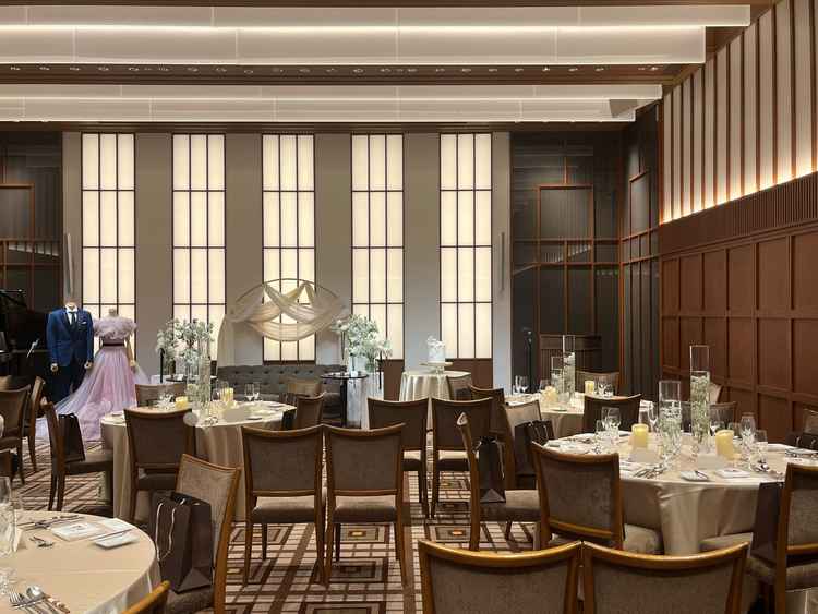 地下の披露宴会場。ピアノ演奏がとても良かった。天井も高く、広々とした印象があった。