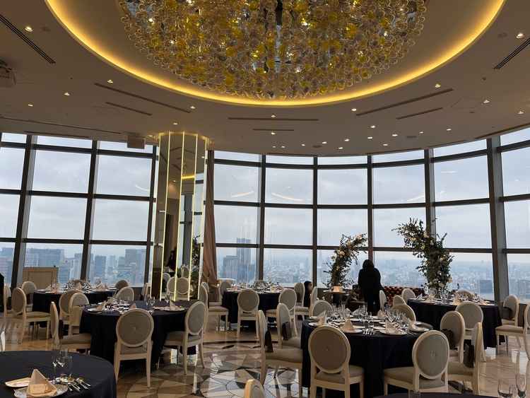 華やかな披露宴会場で眺望も圧巻