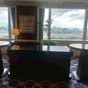 挙式のための受付の写真。受付の場所でさえも、窓が広く開放がある。お台場の風景が見える。