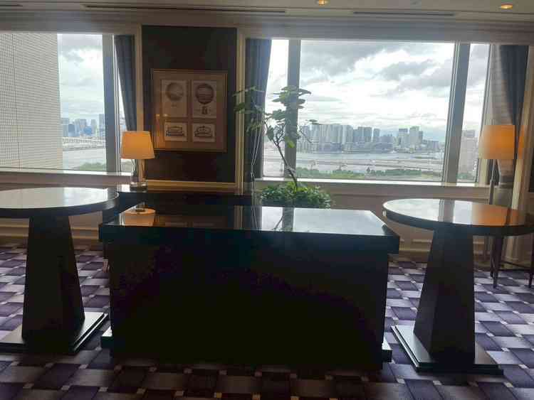 挙式のための受付の写真。受付の場所でさえも、窓が広く開放がある。お台場の風景が見える。