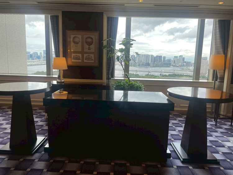 挙式のための受付の写真。受付の場所でさえも、窓が広く開放がある。お台場の風景が見える。