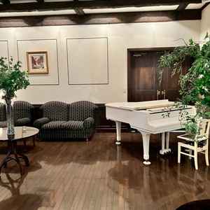 4枚目の写真の反対側で、ピアノがあります