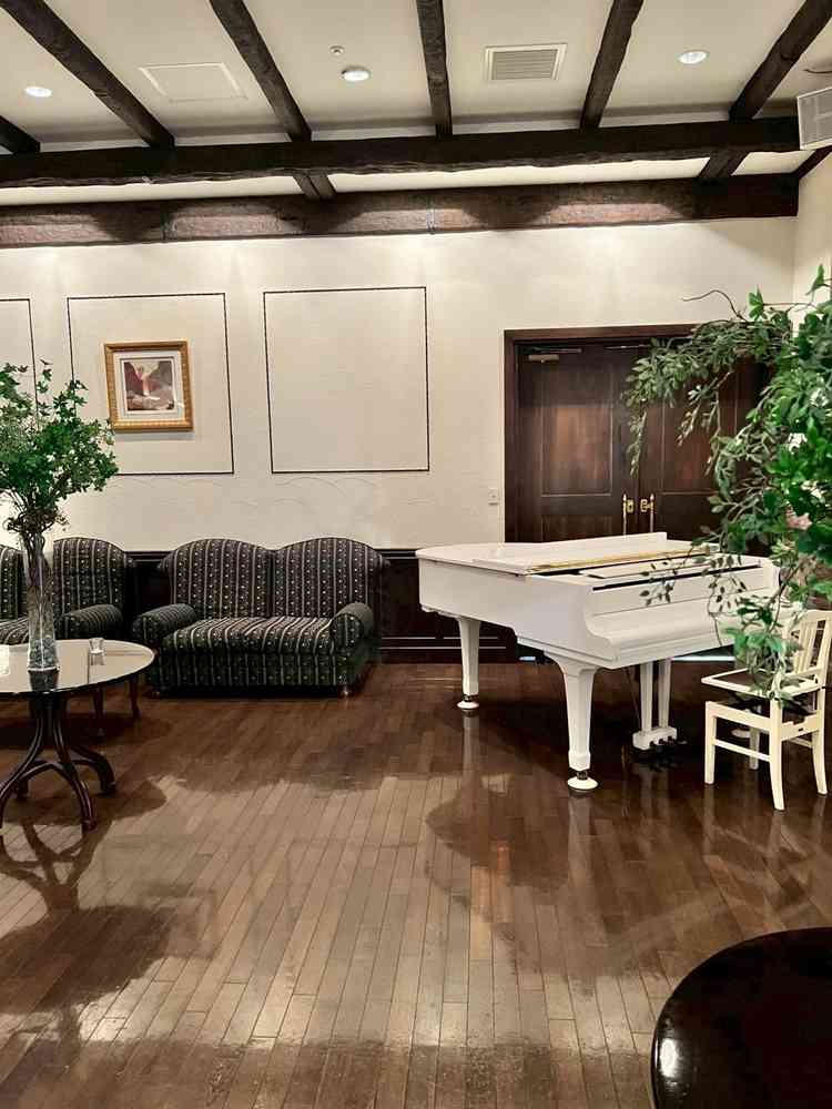 4枚目の写真の反対側で、ピアノがあります