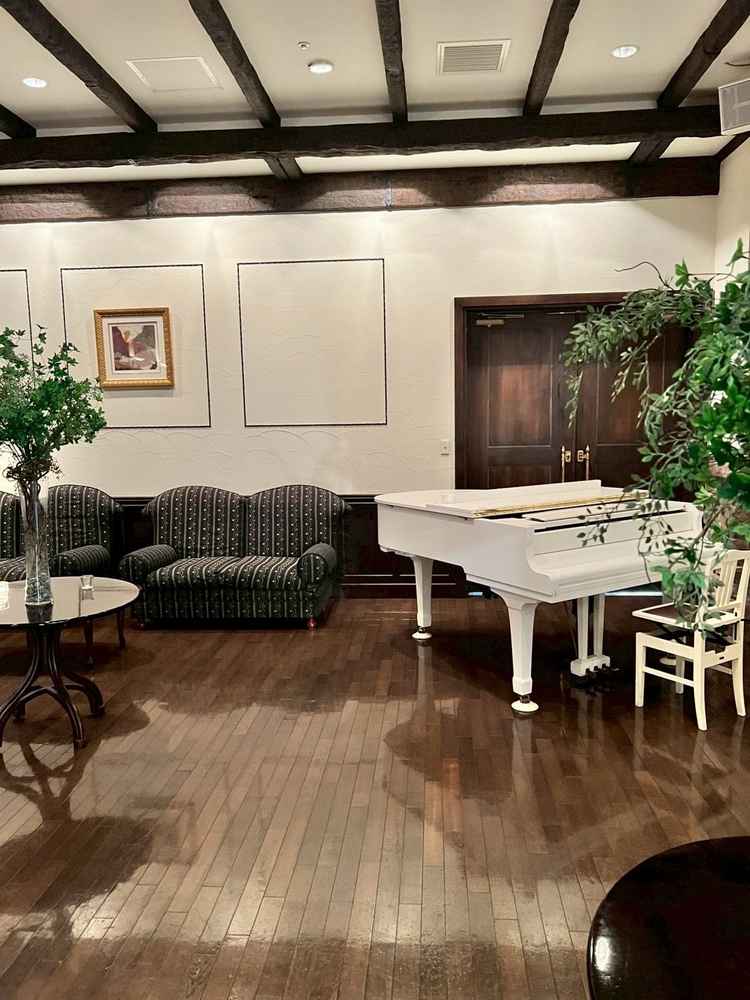 4枚目の写真の反対側で、ピアノがあります