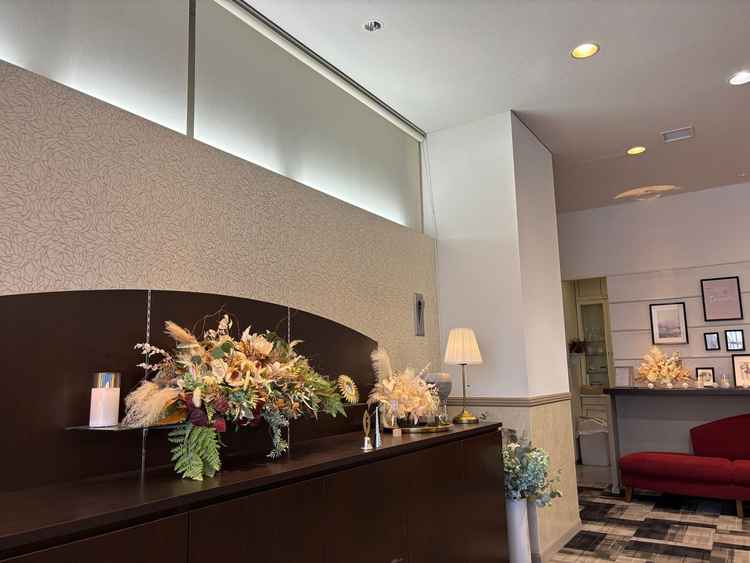 打ち合わせで使用したお隣の館。このようなお花をアーティシャルフラワーの業者さんにオーダーするようです