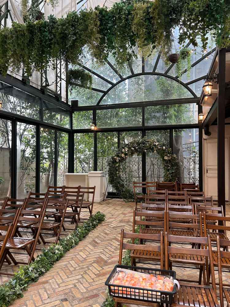 挙式会場。大きなリースがあります。