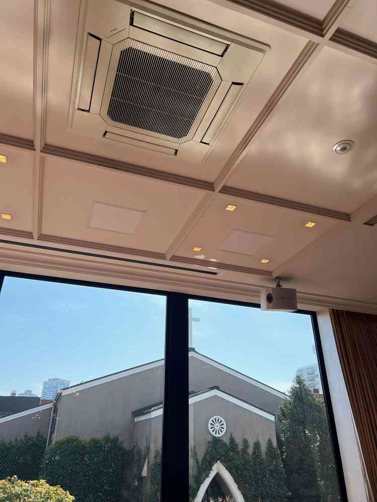 披露宴会場窓から見たチャペル