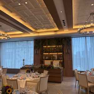 高砂。後ろの棚も自由に飾り付けが可能で好きな雰囲気を作れそう。