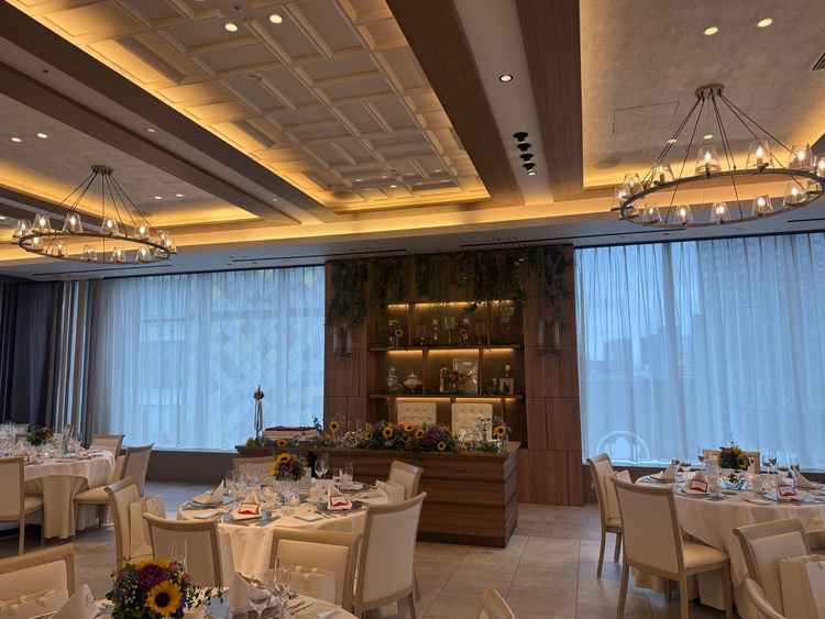 高砂。後ろの棚も自由に飾り付けが可能で好きな雰囲気を作れそう。