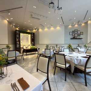 1階の披露宴会場であり、天井も高く広々と感じました。