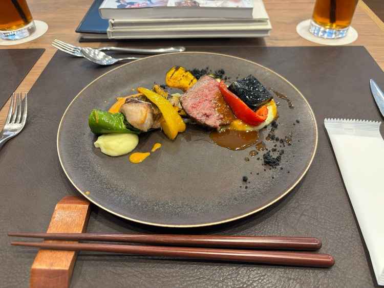 結婚式当日に提供されるメイン料理。お肉もお魚も一度に楽しめ、味もとてもおいしかったです。