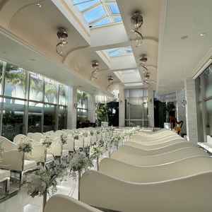 白を基調としたチャペルでとても明るく素敵な雰囲気。ベンチのクッション性も良く座り心地が良かった。