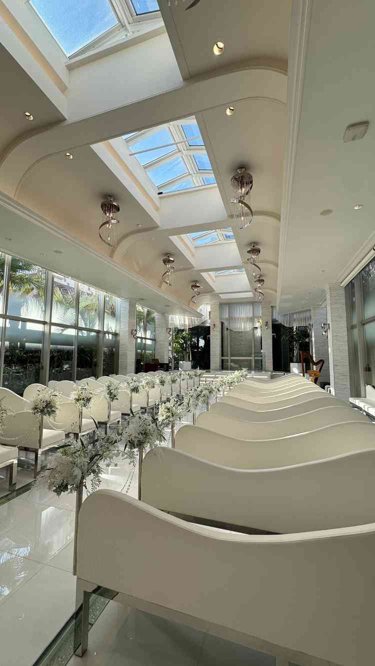 白を基調としたチャペルでとても明るく素敵な雰囲気。ベンチのクッション性も良く座り心地が良かった。