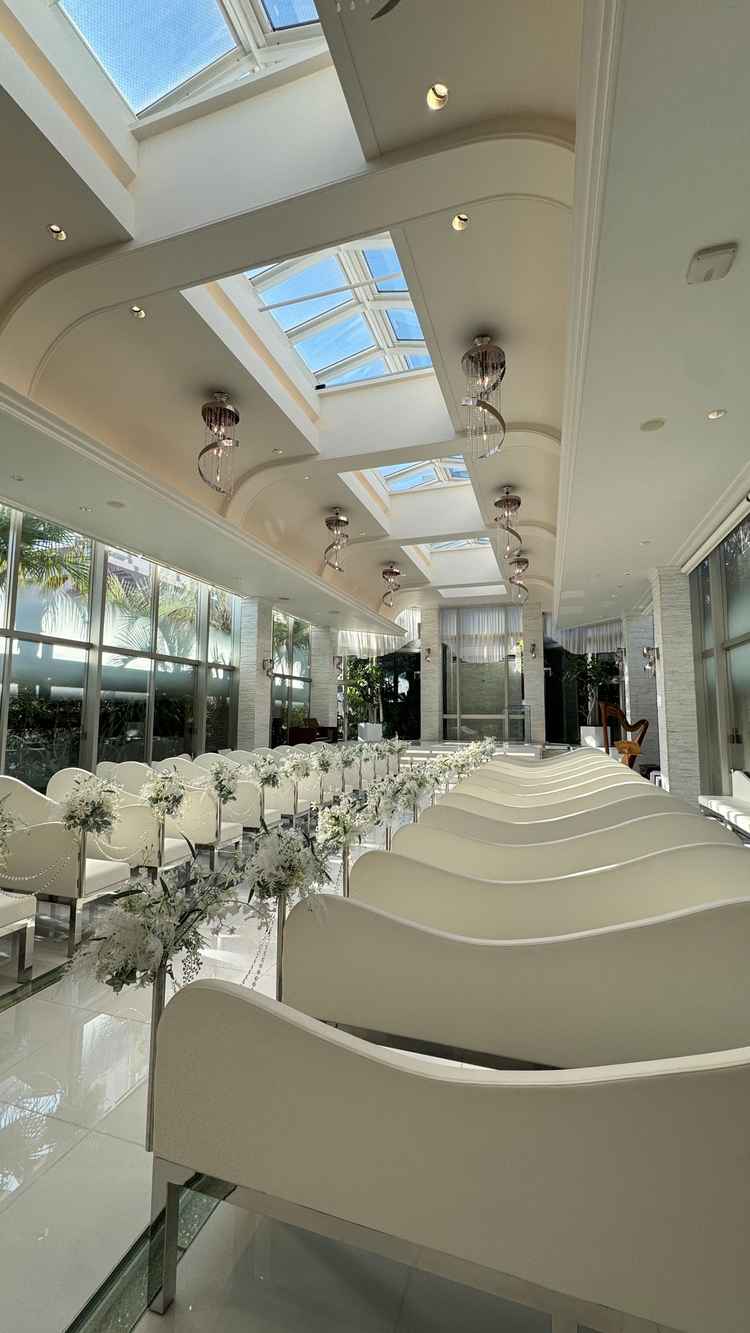 白を基調としたチャペルでとても明るく素敵な雰囲気。ベンチのクッション性も良く座り心地が良かった。