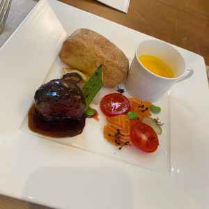 試食プレート。お肉とサーモンの燻製が大変美味しかったです。