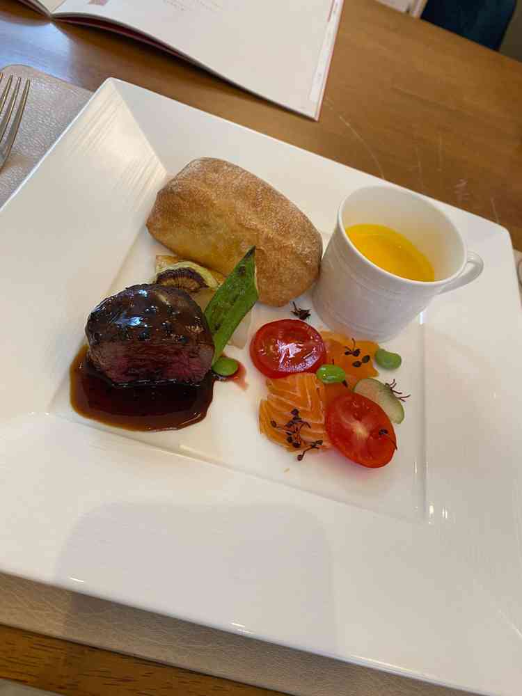 試食プレート。お肉とサーモンの燻製が大変美味しかったです。