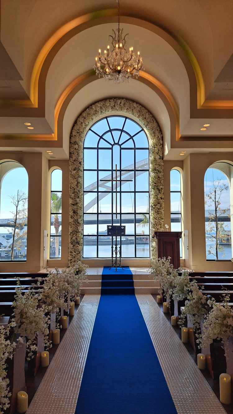 シャンデリアが輝く青のバージンロードがとても素敵でした☆