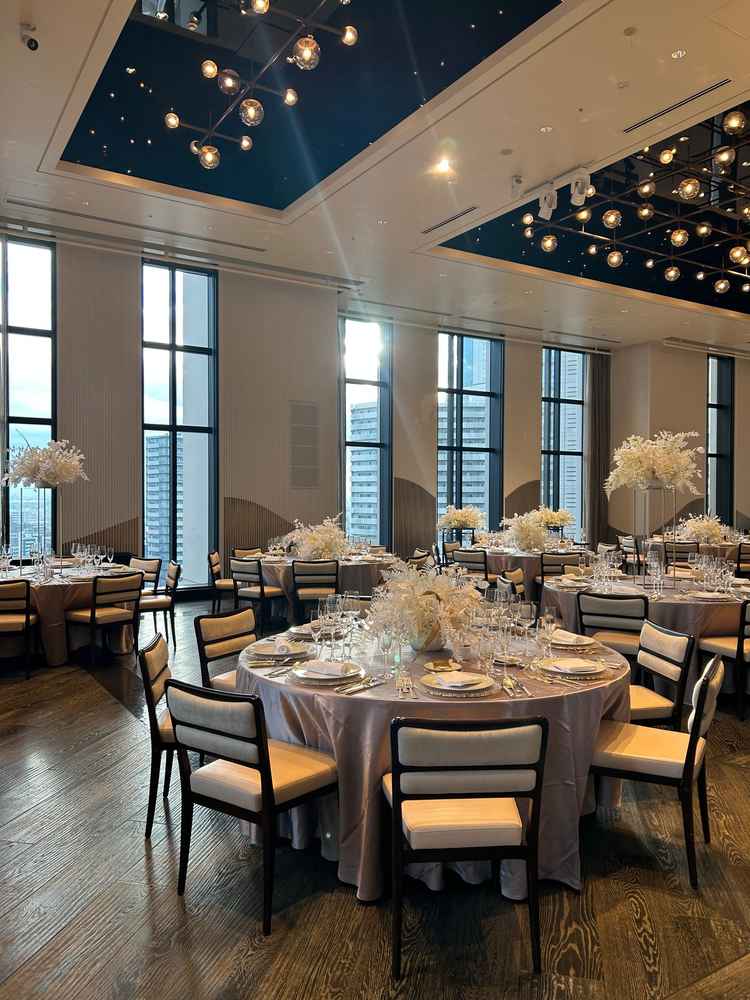 披露宴は、窓が広く、天井も高いため開放感あり。