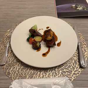 試食の料理の写真。お肉がとても柔らかく、フォアグラも贅沢に乗っていて美味しかった。